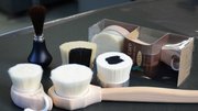 赤田刷毛工業が製造販売する美容ブラシやキッチンブラシなど＝中津川市加子母、赤田刷毛工業
