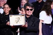 　第７８回カンヌ国際映画祭の授賞式で、最高賞パルムドールのトロフィーを掲げ、笑顔を見せるジャファル・パナヒ監督＝２４日、フランス・カンヌ（ゲッティ＝共同）