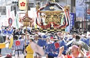 開幕した道三まつりで通りをにぎわしたみこしパレード＝１日午後１時３２分、岐阜市神田町