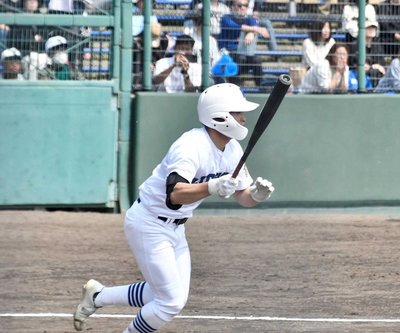 岐阜第一×県岐阜商＝７回県岐阜商１死一、二塁、１点差に迫る左前打を放つ渡辺璃海