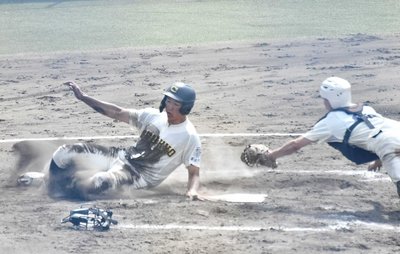 中京×各務原＝３回裏中京２死一、二塁、古久保昇吾の中前打で６点目の生還を果たす二走小原輝也＝中津川夜明け前