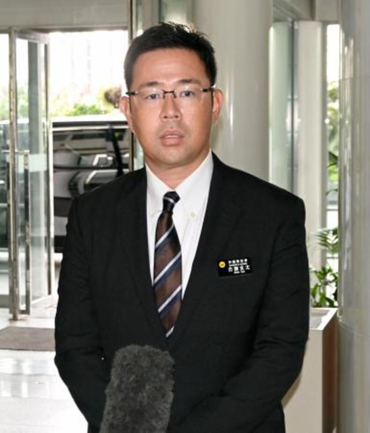 　記者団の取材に応じる沖縄県の古謝玄太知事＝５日午前、沖縄県庁
