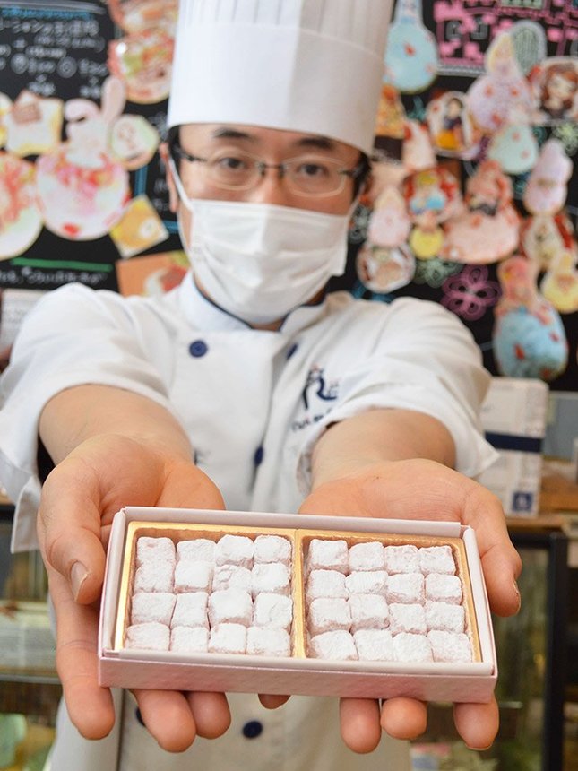 口溶けにこだわり、地元産のイチゴを使った「濃姫のいちご生チョコ」＝大垣市青墓町、「パティスリー＆カフェ　ロワ・エ・レーヌ」