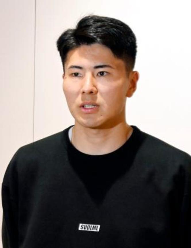 　帰国し取材に応じる鈴木淳之介＝２３日、羽田空港