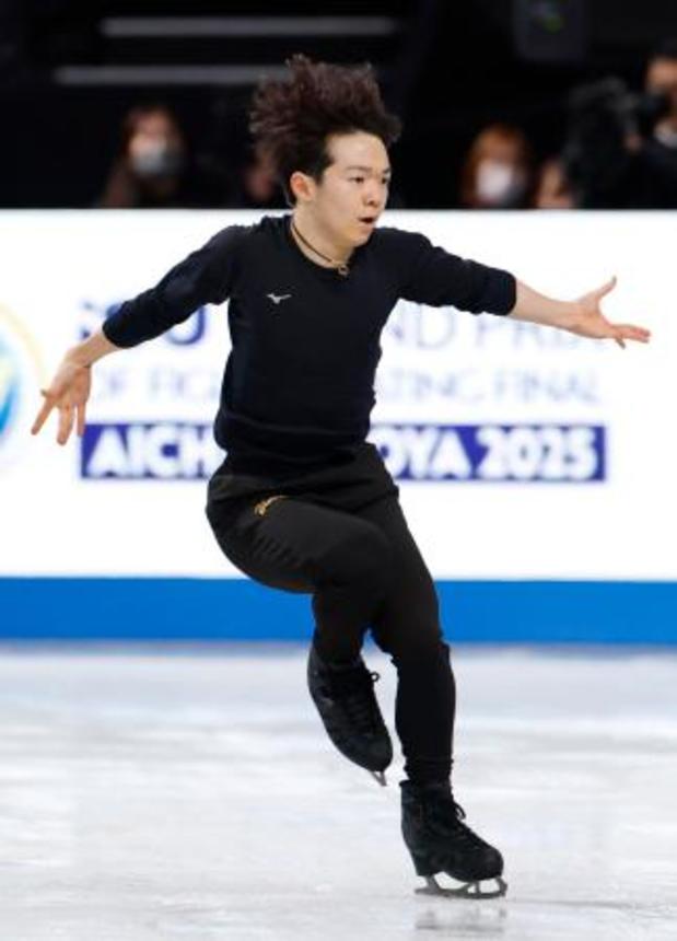 　公式練習で調整する鍵山優真＝ＩＧアリーナ