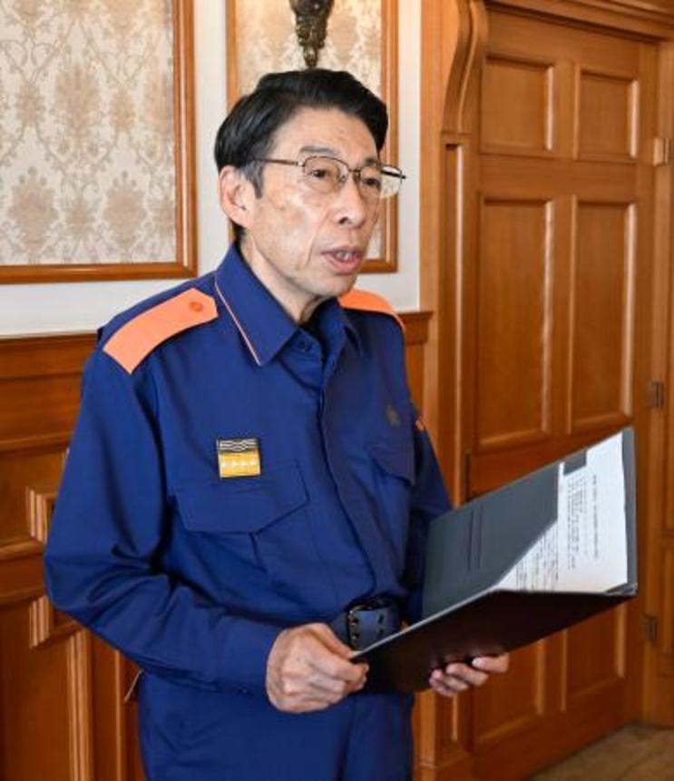 　報道陣の取材に応じる福岡県の服部誠太郎知事＝３０日午前、福岡県庁