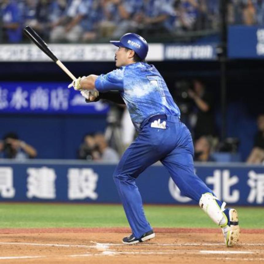　２回ＤｅＮＡ無死一、二塁、佐野が右中間に３ランを放つ＝横浜