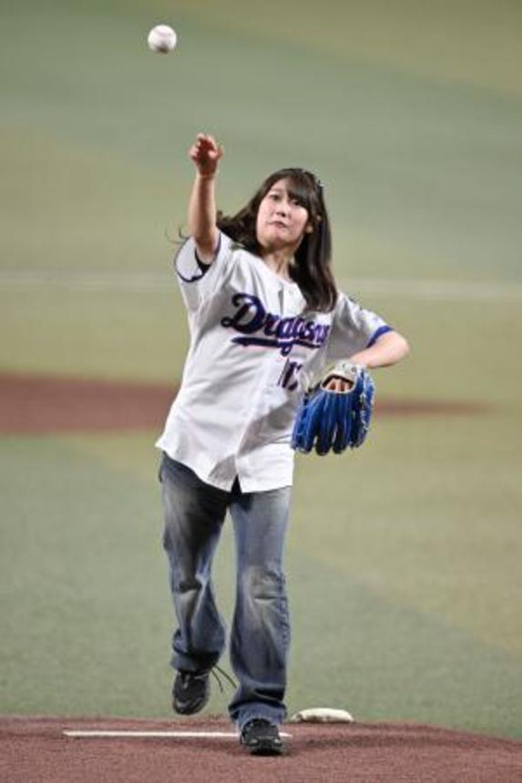 　始球式を務めたスノーボード女子の村瀬心椛＝バンテリンドーム