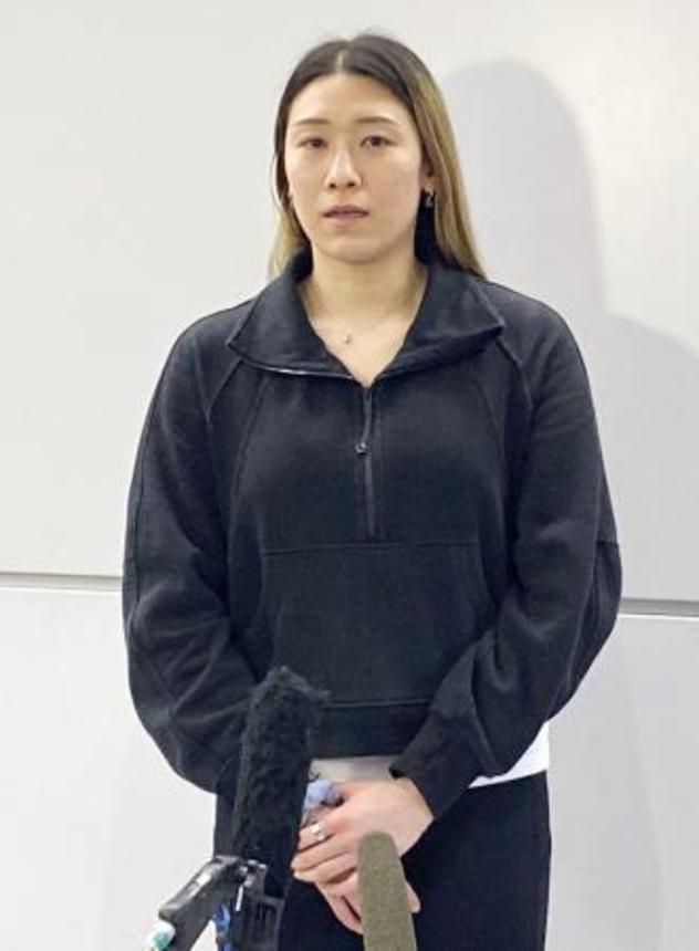 　イタリア１部リーグのノバラでのシーズンを終え、取材に応じるバレーボール女子日本代表の石川真佑＝３０日、成田空港