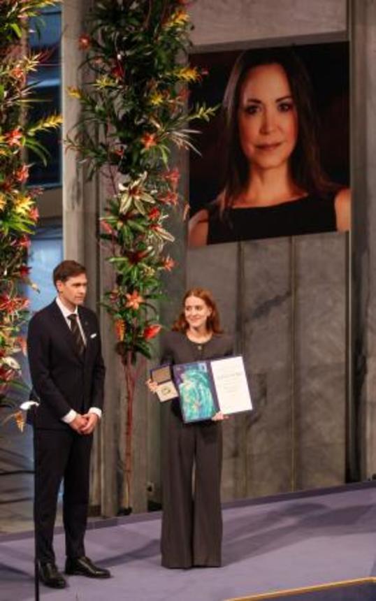 　ノーベル平和賞授賞式で、マチャド氏の代わりにメダルを受け取る長女アナ・コリナ・ソーサ氏＝１０日、オスロ（ロイター＝共同）