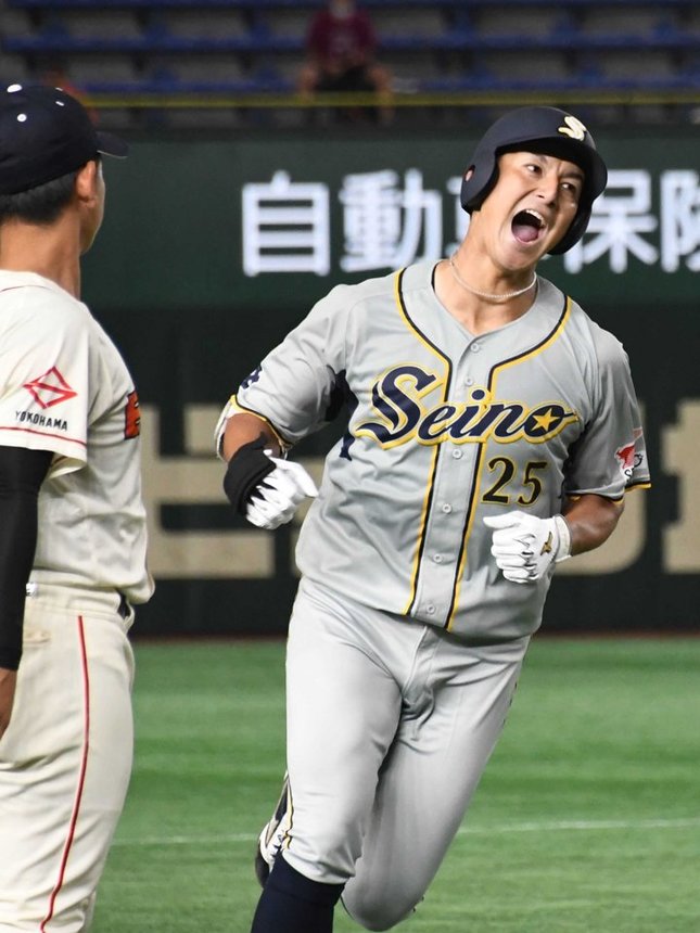 ＥＮＥＯＳ×西濃運輸＝４回裏西濃運輸無死一塁、左越えに２ランを放ち、三塁ベースを回る谷＝東京ドーム