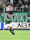 ＦＣ岐阜×岩手＝前半、前線へロングパスを通すＦＣ岐阜のＭＦ柏木＝長良川競技場
