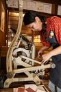 手動で１枚ずつ印刷する印刷機。７０年ほど前の機械で、温かみのある風合いに仕上がる＝岐阜市湊町、ＯＲＧＡＮ活版印刷室