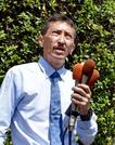 　三重県知事選に立候補し、政策を訴える石川剛氏＝２１日午前、三重県庁前
