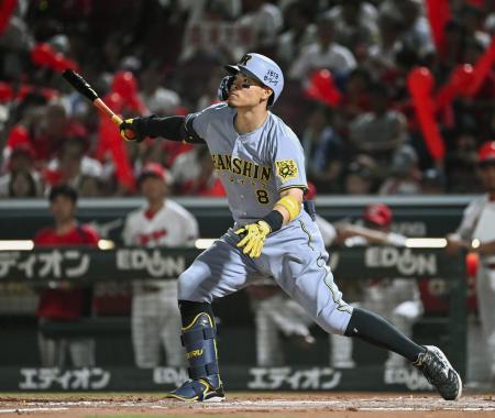 　７回阪神２死二塁、佐藤輝が中堅に適時エンタイトル二塁打を放つ＝マツダ