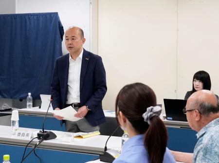 　平和宣言文の起草委員会であいさつする長崎市の鈴木史朗市長＝３０日午前、長崎市