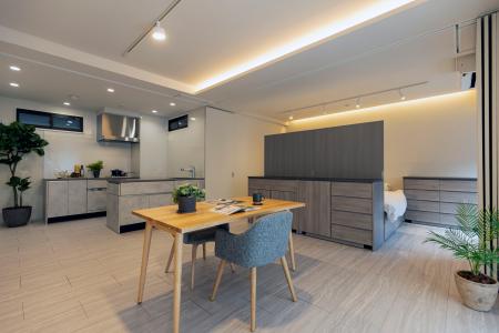 　可動家具で部屋の間取りを変えられる「変身する家」