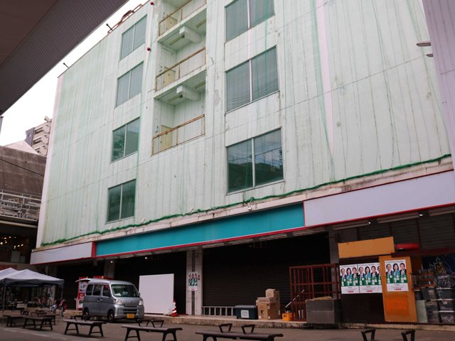 岐阜市が取得、解体しオープンスペースとする方針の旧長崎屋＝１７日午後３時１４分、岐阜市日ノ出町