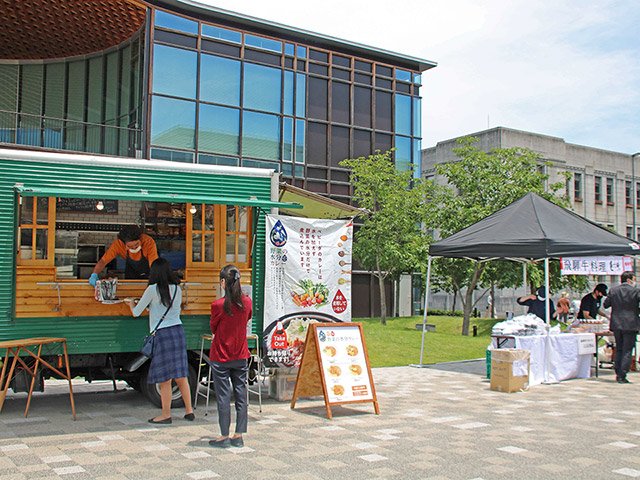 「ぎふ～ど」認定飲食店の自慢の弁当を買い求める客ら＝岐阜市司町、みんなの広場カオカオ
