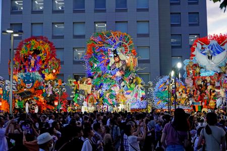 　「八戸三社大祭」が始まり、お披露目された山車＝３１日夕、青森県八戸市