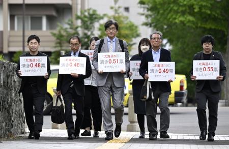 　衆院選の「１票の格差」訴訟の判決で、札幌高裁に向かう伊藤真弁護士（中央）ら＝２９日午後