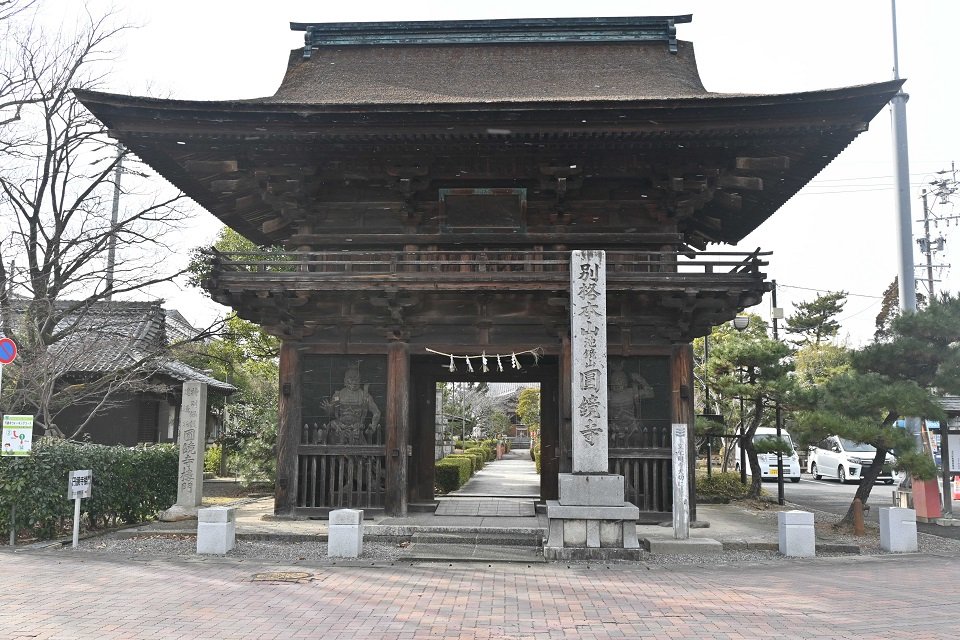 木造の金剛力士像が安置されている円鏡寺の楼門＝本巣郡北方町北方