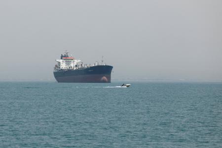 　２２日、ホルムズ海峡の船（ＷＡＮＡ提供・ロイター＝共同）