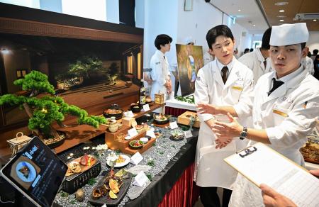 　１２日、韓国・大田の又松情報大で開かれた料理コンテストで、審査員に説明する学生ら（共同）