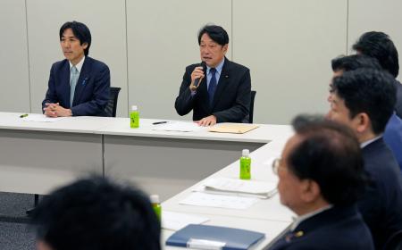 　社会保障国民会議の実務者会議であいさつする自民党の小野寺五典税調会長（左から２人目）＝２４日午後、国会