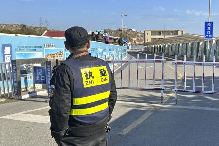 　中国福建省福州市平潭にある観光地「６８海里景区」の入り口。開門時間が変更され閉鎖されたままとなっている＝３０日（共同）