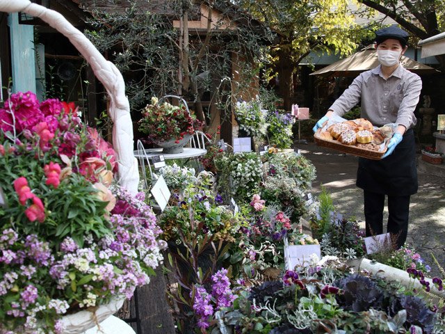 花の苗を花束状に鉢に植える「ギャザリング」作品の展示や限定のパンの販売などがある「グルマンフラワーガーデン」＝垂井町宮代、グルマンヴィタル垂井本店