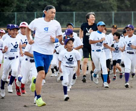 　野球教室で子どもたちとランニングするイチローさん（左）と松井秀喜さん（奥）＝２日、石川県七尾市
