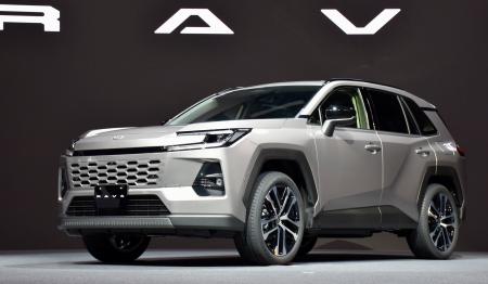 　トヨタ自動車が初公開した新型ＳＵＶ「ＲＡＶ４」＝２１日午前、東京都江東区