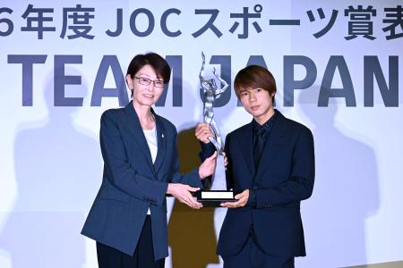 　ＪＯＣスポーツ賞の最優秀賞を受賞したスケートボード男子ストリートの堀米雄斗（右）＝１２日、東京都内