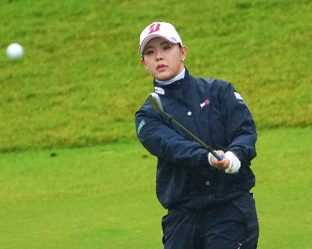 　最終ラウンド、２番でイーグルを決める吉田優利。通算１７アンダーで米ツアー初優勝を果たした＝パインビーチ・リンクス（共同）