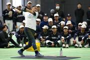 　打撃を披露するイチローさん＝２５日、福岡県宮若市