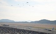 羽を広げた鵜をイメージした隊形で飛行する異機種大編隊＝１３日午前８時５１分、各務原市、航空自衛隊岐阜基地