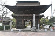 木造の金剛力士像が安置されている円鏡寺の楼門＝本巣郡北方町北方