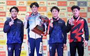 　男子個人総合のメダルを手にする（左から）２位の岡慎之助、５連覇の橋本大輝、３位の長谷川毅と角皆友晴＝高崎アリーナ