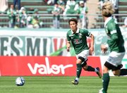 ＦＣ岐阜×大阪＝前半、最終ラインからボールを運ぶＦＣ岐阜のＤＦ川上＝長良川競技場