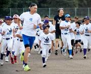 　野球教室で子どもたちとランニングするイチローさん（左）と松井秀喜さん（奥）＝２日、石川県七尾市
