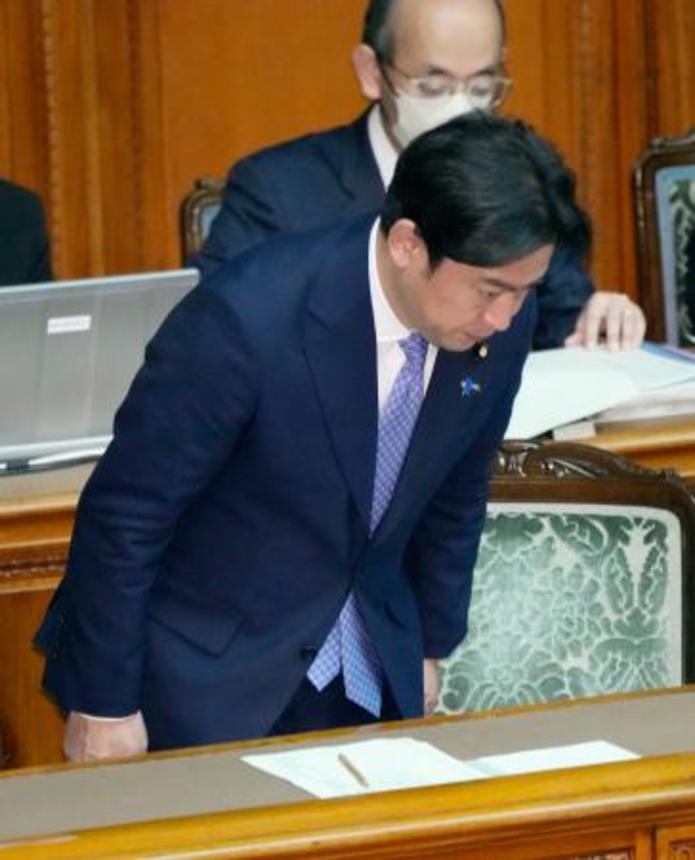 　参院本会議で改正労働施策総合推進法などが可決、成立し、一礼する福岡厚労相＝４日午後