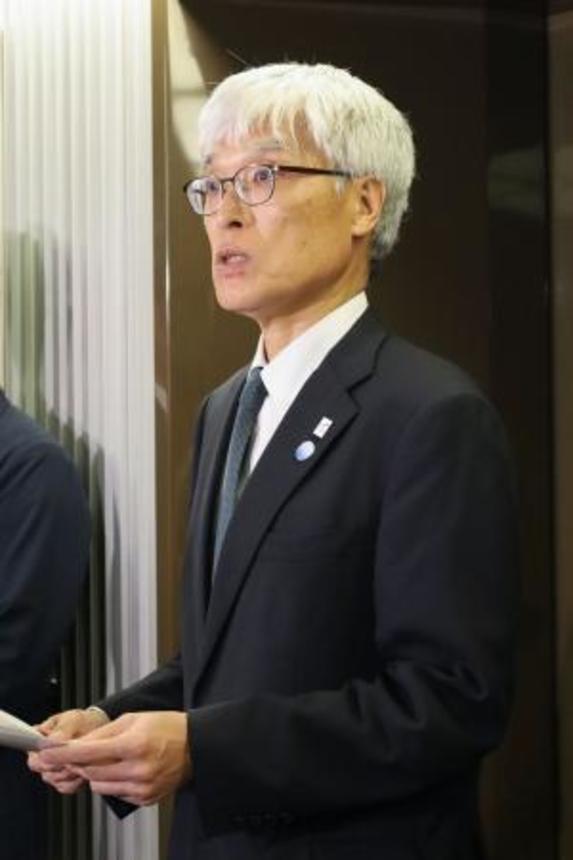 　金子国交相への報告後、取材に応じる成田国際空港会社の藤井直樹社長＝１３日午後、国交省