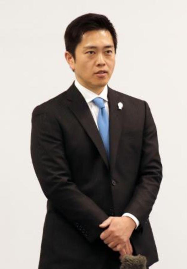 　大阪府庁で取材に応じる日本維新の会の吉村代表＝１０日午後