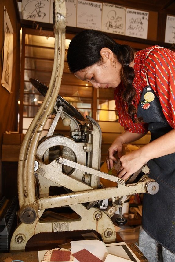 手動で１枚ずつ印刷する印刷機。７０年ほど前の機械で、温かみのある風合いに仕上がる＝岐阜市湊町、ＯＲＧＡＮ活版印刷室