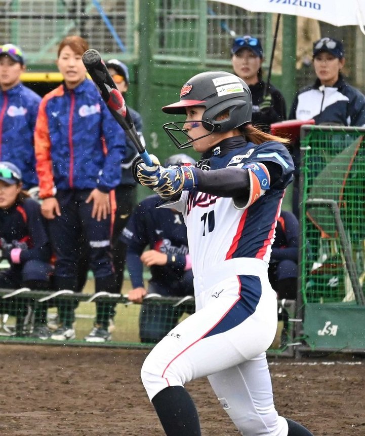 日立×大垣ミナモＳＣ＝５回裏大垣ミナモ２死、ソロを放つ須藤＝大垣北公園
