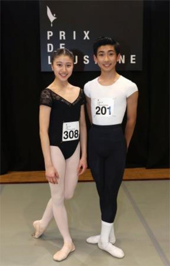 　第５４回ローザンヌ国際バレエコンクールの本選が行われ、最終選考に進んだ伊藤里紗さん（左）と佐居勇星さん＝６日、スイス・ローザンヌ（共同）
