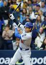 　ブルワーズ戦の７回、右前適時打を放つドジャース・大谷＝ミルウォーキー（共同）