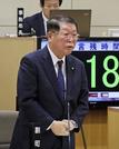 　佐賀県吉野ケ里町議会で町長選への出馬を表明する伊東健吾町長＝２０２５年１２月２日午前