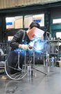 パーツを溶接し、組み立てていく。職人が一つ一つ手作業で仕上げている＝関市旭ヶ丘